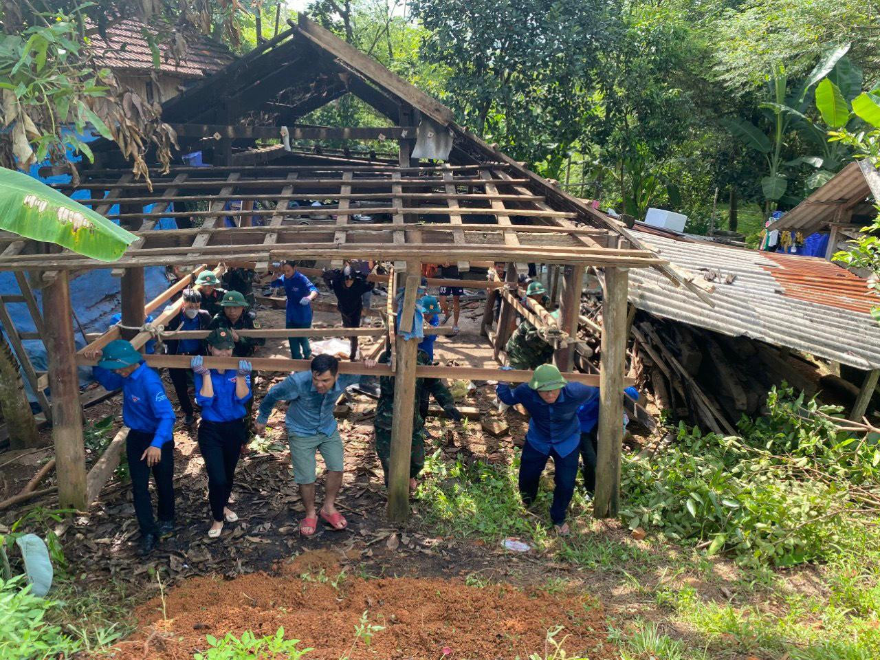 Ngoài ra tranh thủ giờ nghỉ đã giúp đỡ các gia đình có hoàn cảnh khó khăn, gia đình neo đơn cải tạo vườn tược, củng cố, sửa chữa nhà cửa, nhà văn hóa thôn... Ngoài ra tranh thủ giờ nghỉ đã giúp đỡ các gia đình có hoàn cảnh khó khăn, gia đình neo đơn cải tạo vườn tược, củng cố, sửa chữa nhà cửa, nhà văn hóa thôn...