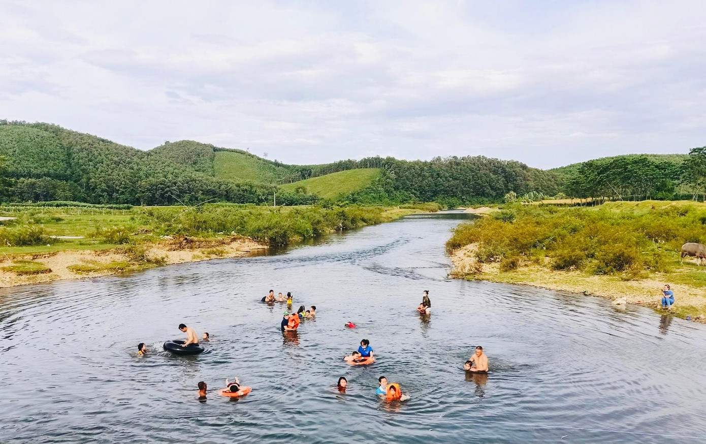 “Dịp hè này mong muốn những em tham gia lớp học sẽ có đầy đủ kiến thức, kỹ năng bơi lội để phòng chống đuối nước. Do xã khó khăn, chưa xây dựng được bể bơi, kinh phí hạn hẹp nên tận dụng nguồn suối tự nhiên để rào lại làm nơi hướng dẫn kỹ năng phòng chống đuối nước cho trẻ em”, chị Hồ Thị Thắm - Bí thư Đoàn xã Sơn Lĩnh chia sẻ. “Dịp hè này mong muốn những em tham gia lớp học sẽ có đầy đủ kiến thức, kỹ năng bơi lội để phòng chống đuối nước. Do xã khó khăn, chưa xây dựng được bể bơi, kinh phí hạn hẹp nên tận dụng nguồn suối tự nhiên để rào lại làm nơi hướng dẫn kỹ năng phòng chống đuối nước cho trẻ em”, chị Hồ Thị Thắm - Bí thư Đoàn xã Sơn Lĩnh chia sẻ.