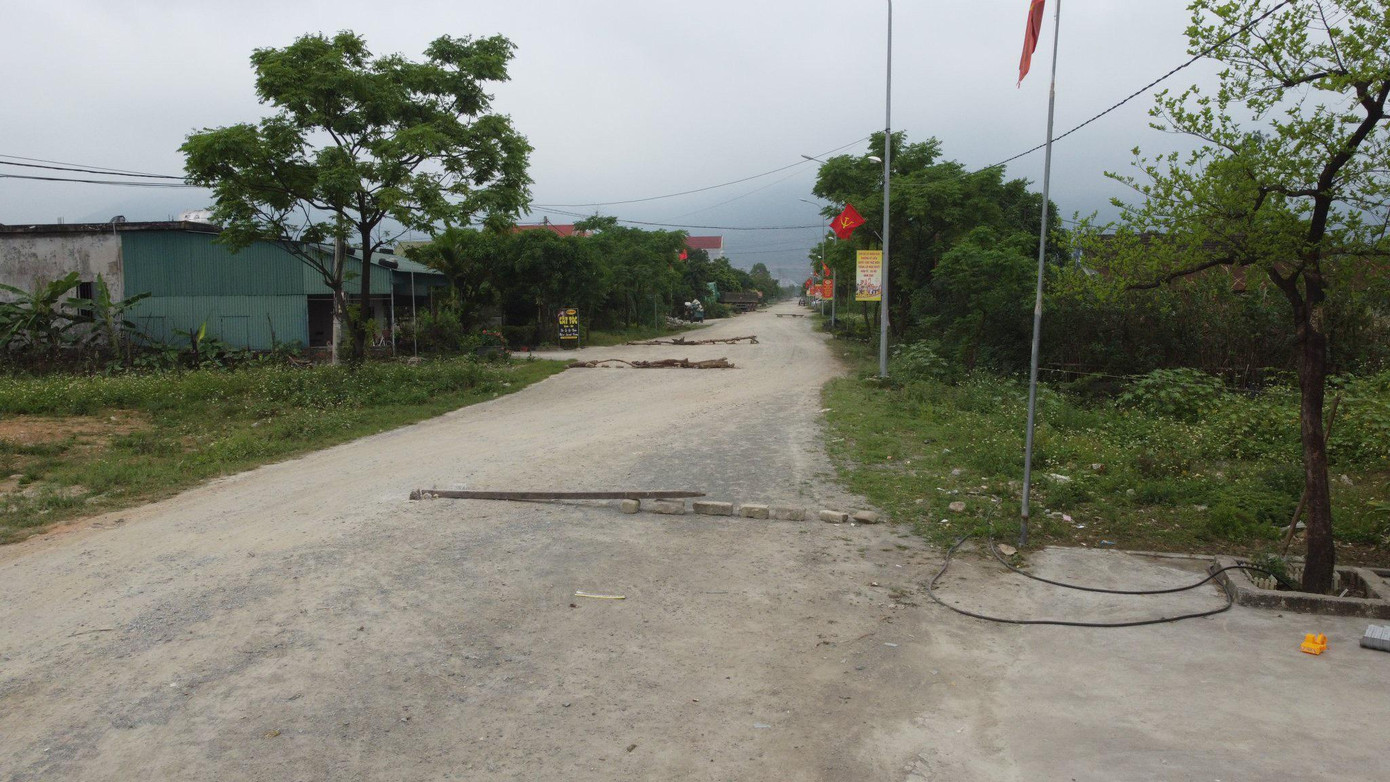 Dọc tuyến đường người dân rải đá, ngăn ô tô.