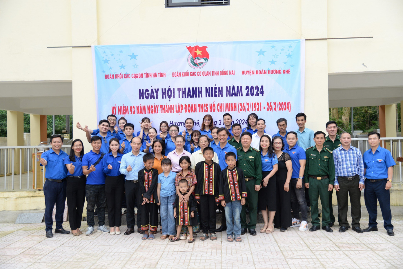 Ngoài ra đoàn cũng trao tặng 15 triệu đồng cho Đồn Biên phòng Bản Giàng để xây dựng tượng đài Bác Hồ với chiến sỹ biên phòng.