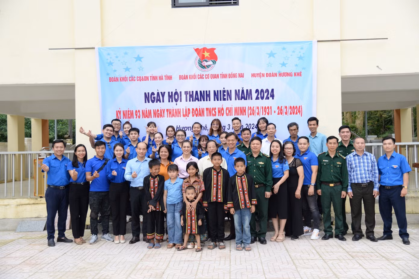 Ngoài ra đoàn cũng trao tặng 15 triệu đồng cho Đồn Biên phòng Bản Giàng để xây dựng tượng đài Bác Hồ với chiến sỹ biên phòng. Ngoài ra đoàn cũng trao tặng 15 triệu đồng cho Đồn Biên phòng Bản Giàng để xây dựng tượng đài Bác Hồ với chiến sỹ biên phòng.