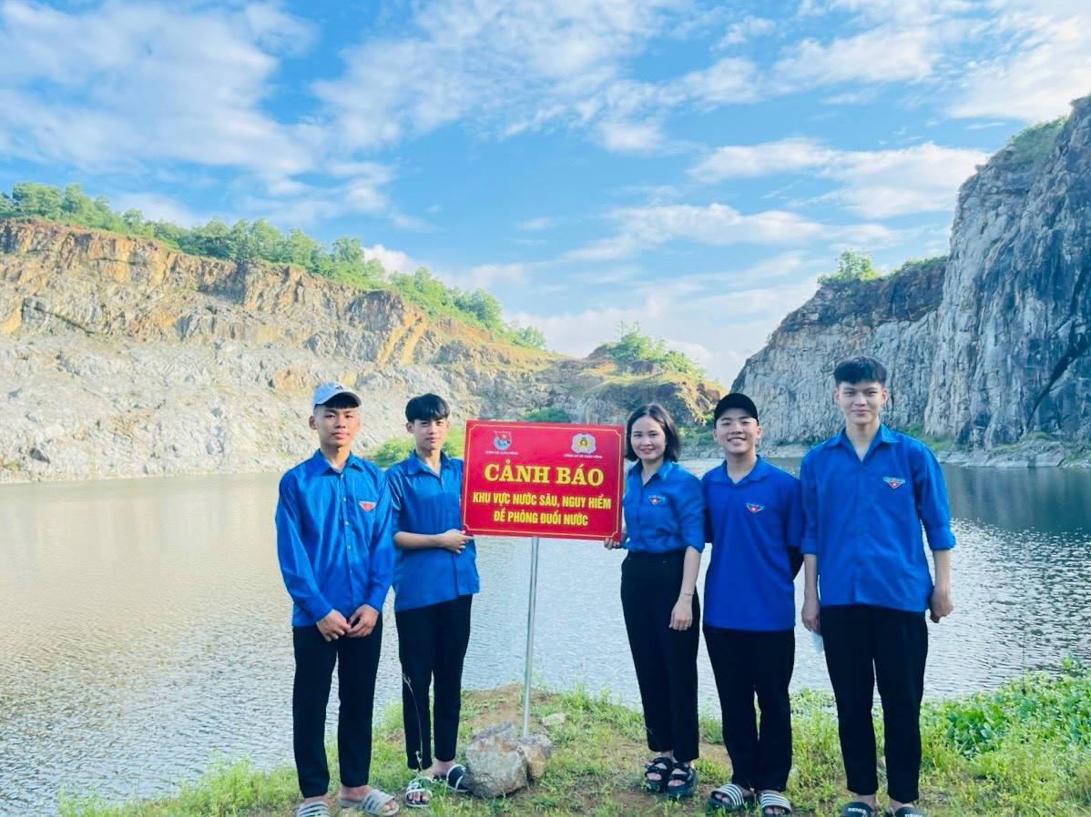 Nhiều khu vực nguy hiểm, tiềm ẩn nguy cơ tai nạn đuối nước được lực lượng thanh niên cắm biển cảnh báo, trao tặng phao bơi...