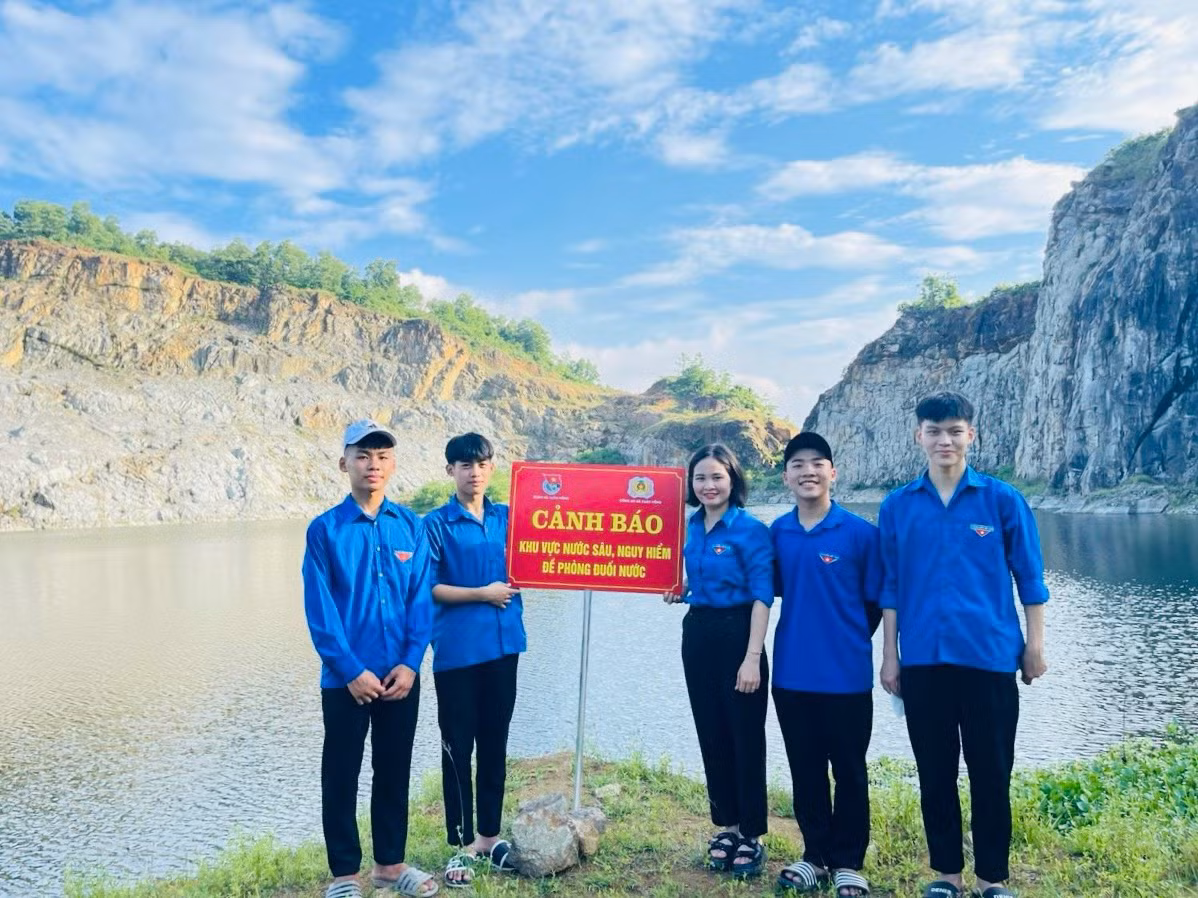 Nhiều khu vực nguy hiểm, tiềm ẩn nguy cơ tai nạn đuối nước được lực lượng thanh niên cắm biển cảnh báo, trao tặng phao bơi...