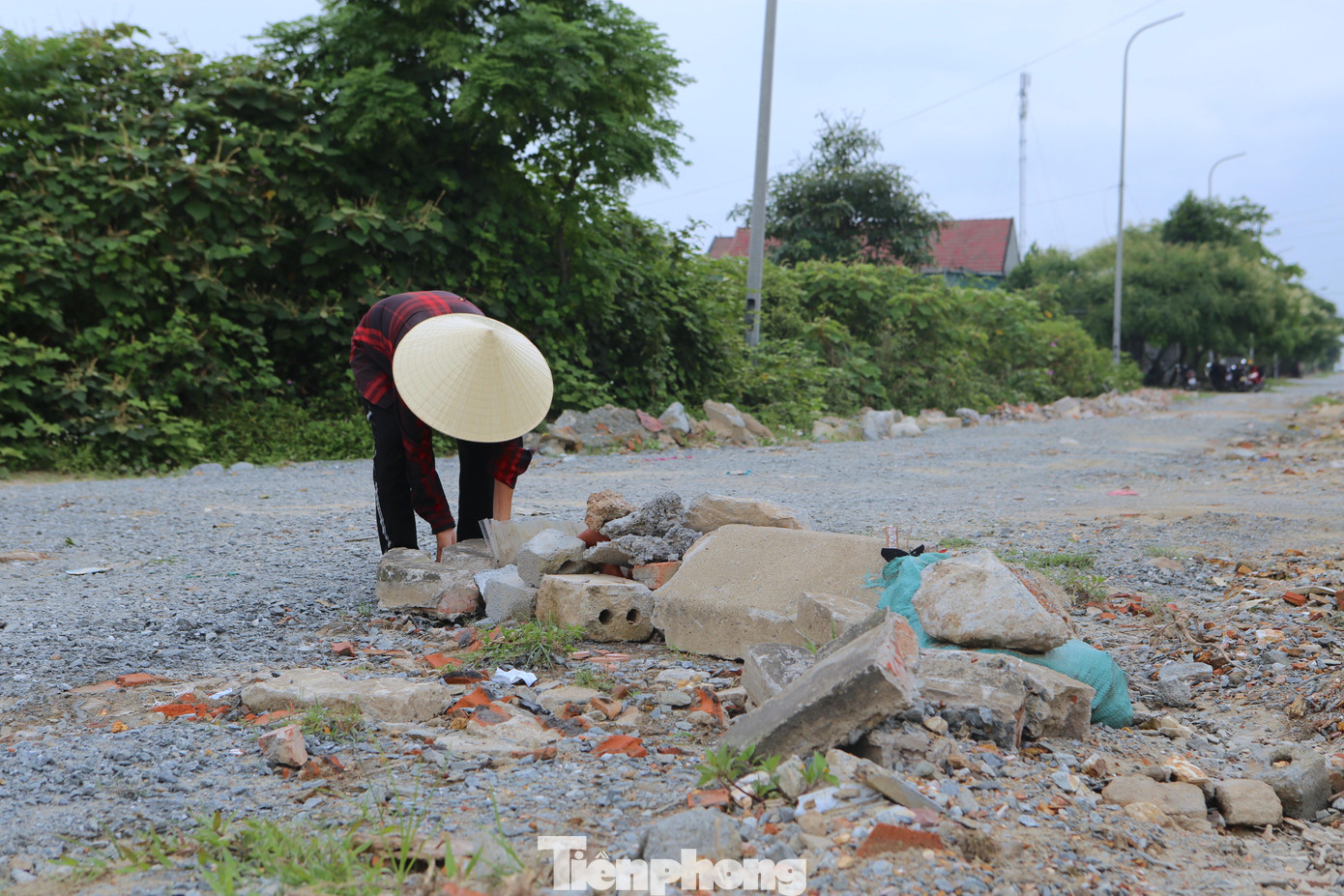 “Đáng lẽ phải làm đúng như cam kết, nhưng lên đây đường sá không hoàn thiện, sống như này khổ lắm, mưa đến lại lo. Chúng tôi đã kiến nghị nhiều lần rồi nhưng chưa có kết quả”, bà Tuyết chia sẻ.