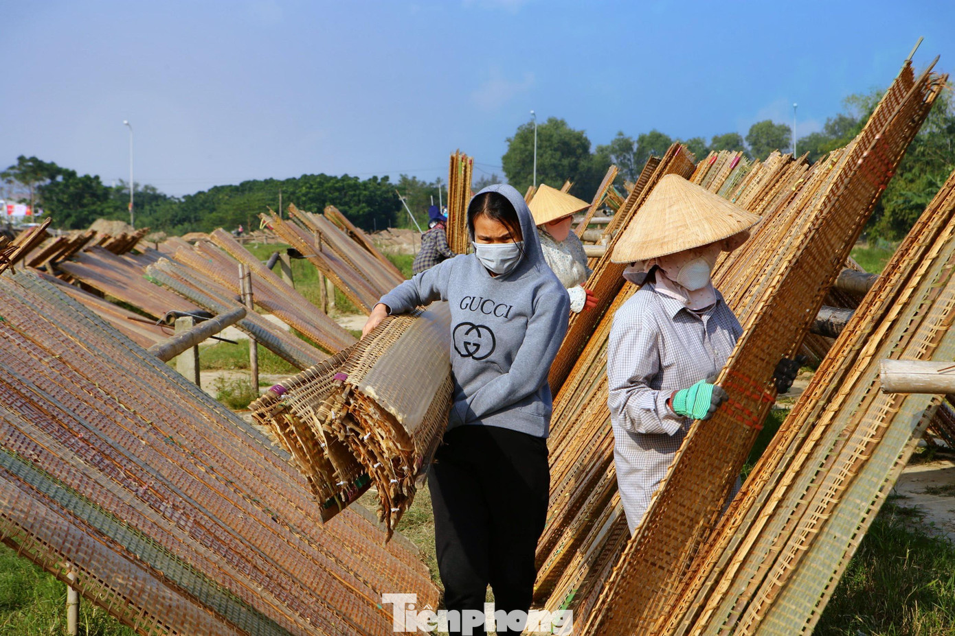 Bánh đa của làng nghề được tiêu thụ từ Nam ra Bắc. Hàng làm đến đâu tiêu thụ hết đến đó.