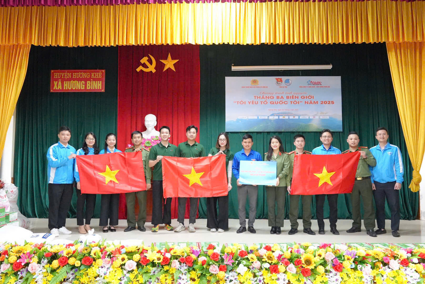 Trao tặng các công trình: "Tuổi trẻ tô thắm màu cờ” tại Trường Tiểu học Cẩm Hưng (Cẩm Xuyên) và xã Hương Bình (Hương Khê).