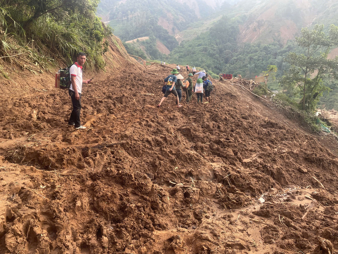 Con đường dẫn vào bản Ngải Trồ ngập bùn đất.