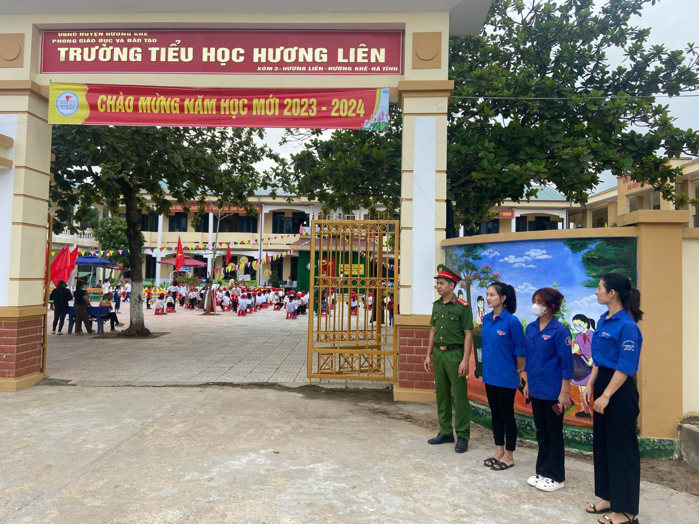 Tuổi trẻ Công an huyện Hương Khê cùng các tình nguyện viên có mặt tại trường Tiểu học Hương Liên để hỗ trợ, đón các em vào khai giảng...