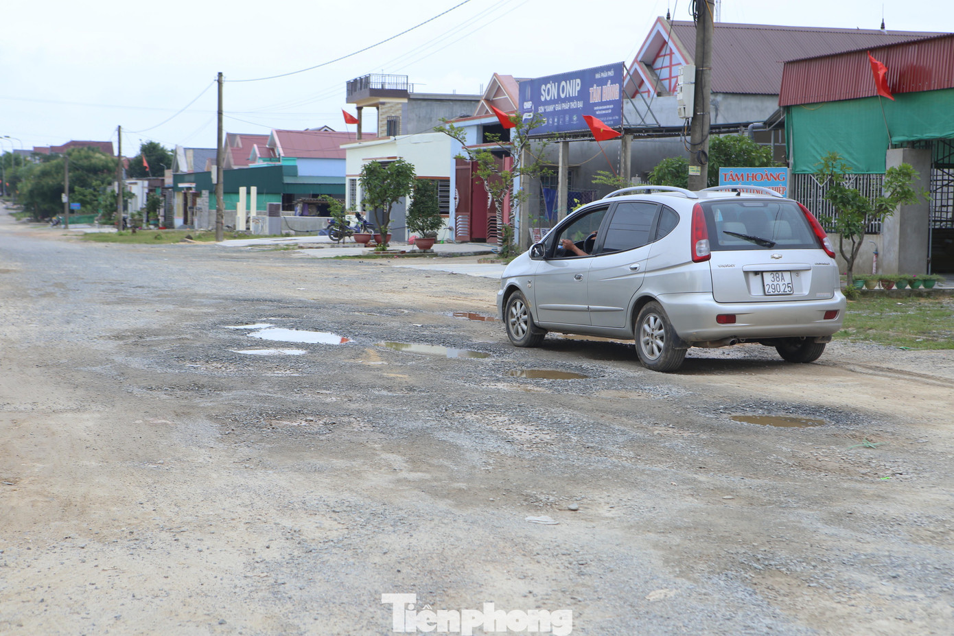 Theo ghi nhận của PV, tuyến đường vào khu tái định cư Tân Phúc Thành thôn 1, thôn 2 vẫn còn dang dở. Mặt đường đầy rẫy ổ gà, ổ voi và thấp so với vỉa hè hai bên.