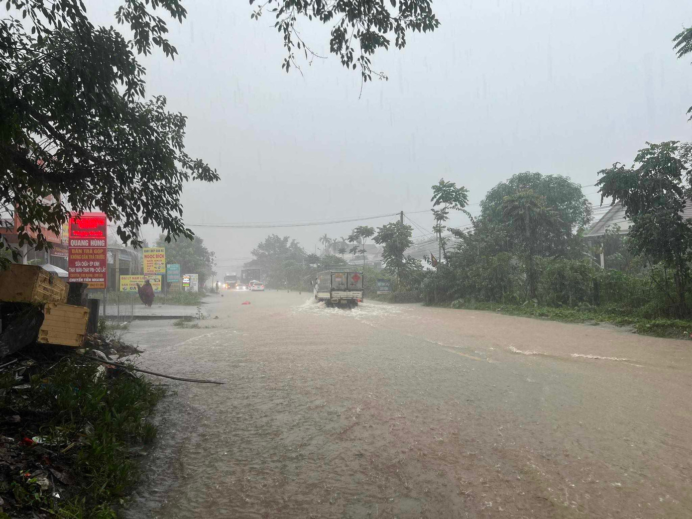 Tuyến đường chìm trong &quot;biển&quot; nước.