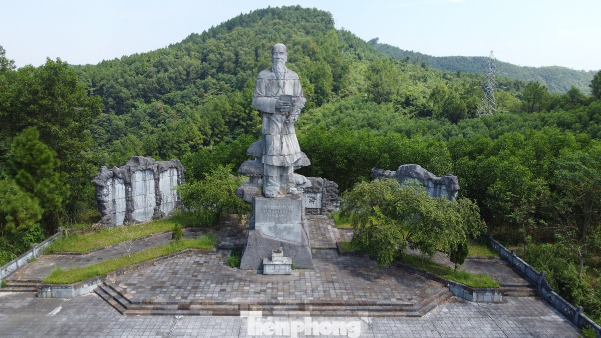 Tượng đài Đại danh y Hải Thượng Lãn Ông Lê Hữu Trác được xây dựng trên đỉnh núi Minh Tự (huyện Hương Sơn, Hà Tĩnh).