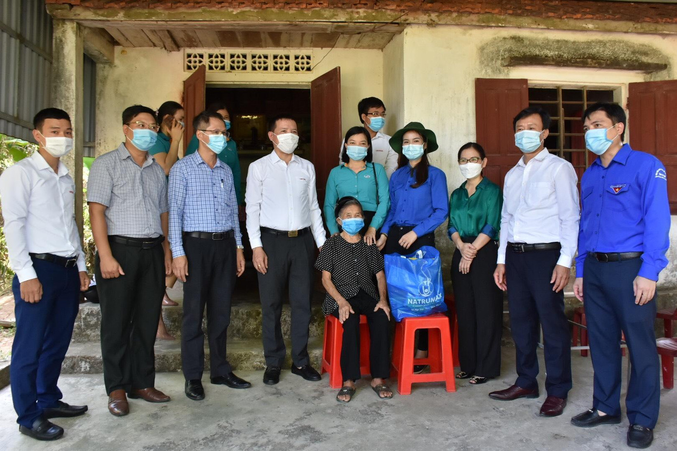 Tổ chức trao quà cho thân nhân liệt sỹ.