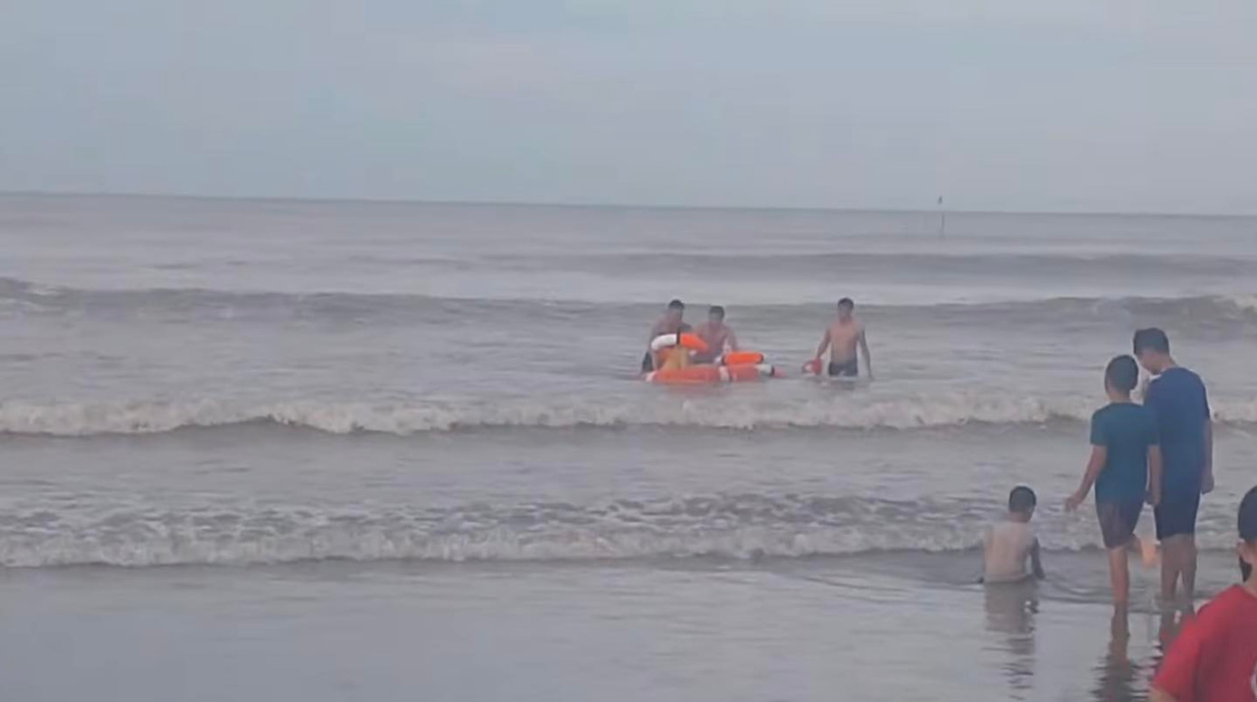 Trưởng Công an thị trấn Lộc Hà và hai người khác đã kịp thời cứu thành công 1 thiếu niên sắp bị đuối nước ở biển. Trưởng Công an thị trấn Lộc Hà và hai người khác đã kịp thời cứu thành công 1 thiếu niên sắp bị đuối nước ở biển.