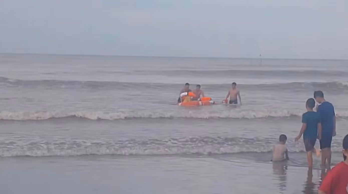 Trưởng Công an thị trấn Lộc Hà và hai người khác đã kịp thời cứu thành công 1 thiếu niên sắp bị đuối nước ở biển.