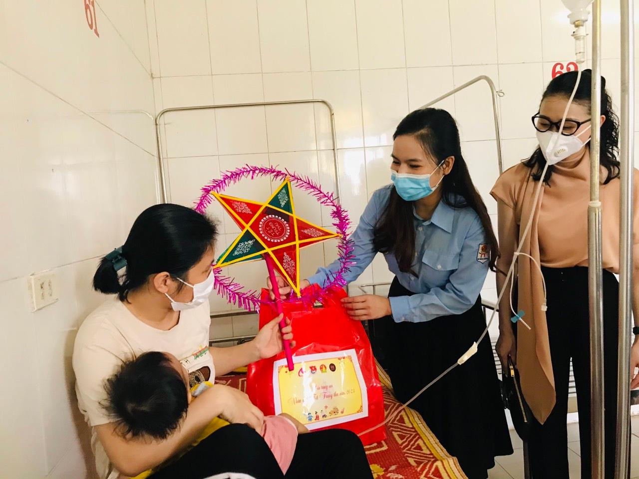 Chủ tịch Hội đồng Đội tỉnh Hà Tĩnh trao quà cùng đèn trung thu cho các em thiếu nhi. Chủ tịch Hội đồng Đội tỉnh Hà Tĩnh trao quà cùng đèn trung thu cho các em thiếu nhi.