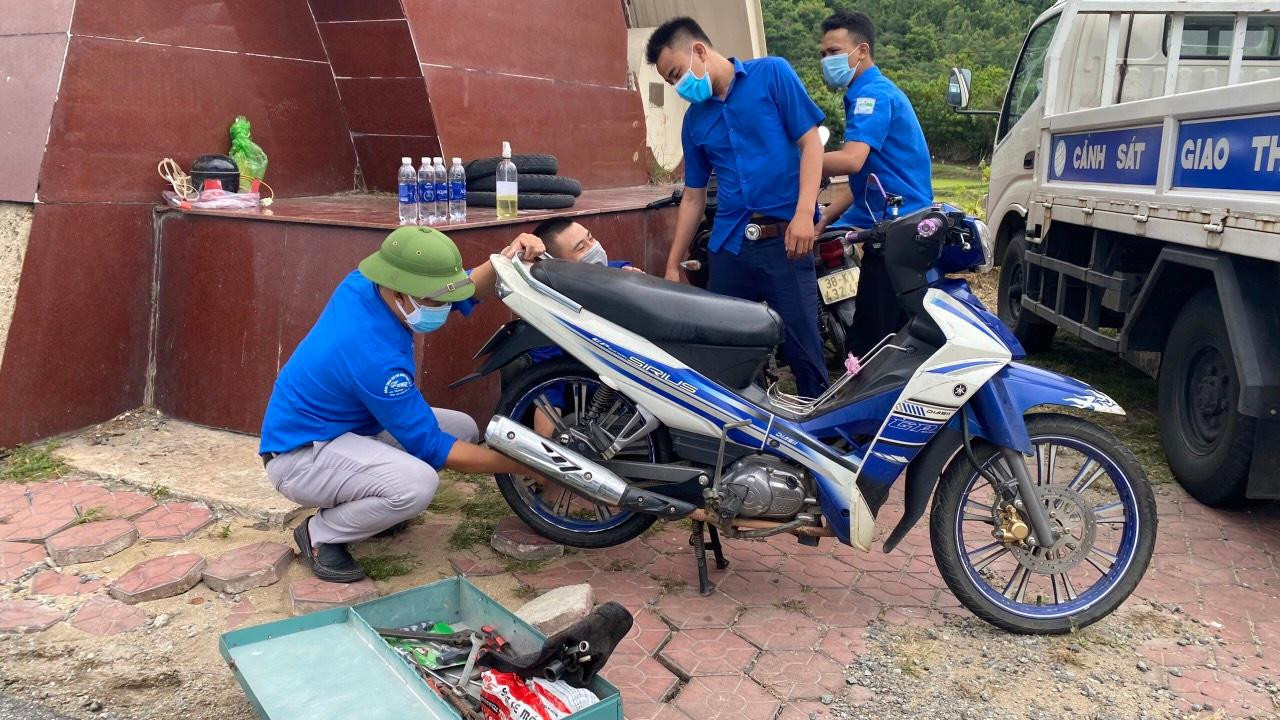 Ngoài điểm tiếp nhận và trao quà miễn phí cho công dân đi xe máy từ vùng dịch về, tại đây Đoàn thị xã Kỳ Anh còn thành lập điểm sữa xe miễn phí. (Hoài Nam)