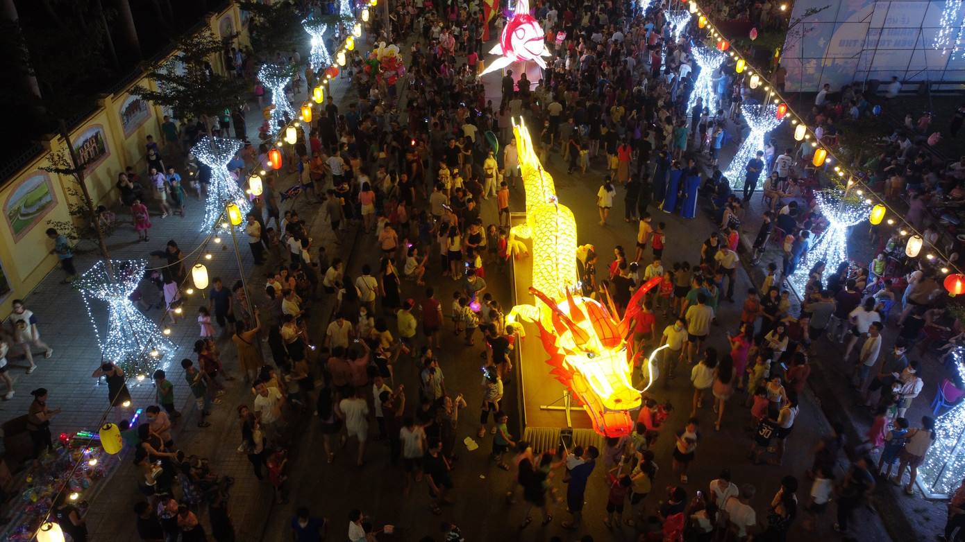 Đèn rồng phun lửa thu hút người xem.