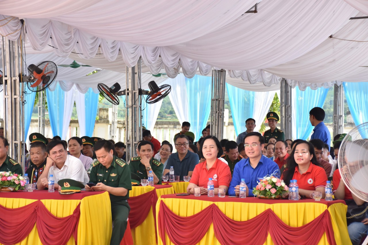 Lãnh đạo các đơn vị tham gia tổ chức lễ hội Tết Lấp Lỗ cho đồng bào dân tộc Chứt ở bản Rào Tre, xã Hương Liên.