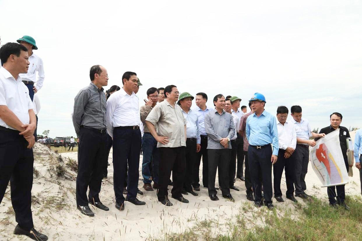 Đoàn công tác do Thủ tướng dẫn đầu kiểm tra tại mỏ sắt Thạch Khê. Đoàn công tác do Thủ tướng dẫn đầu kiểm tra tại mỏ sắt Thạch Khê.