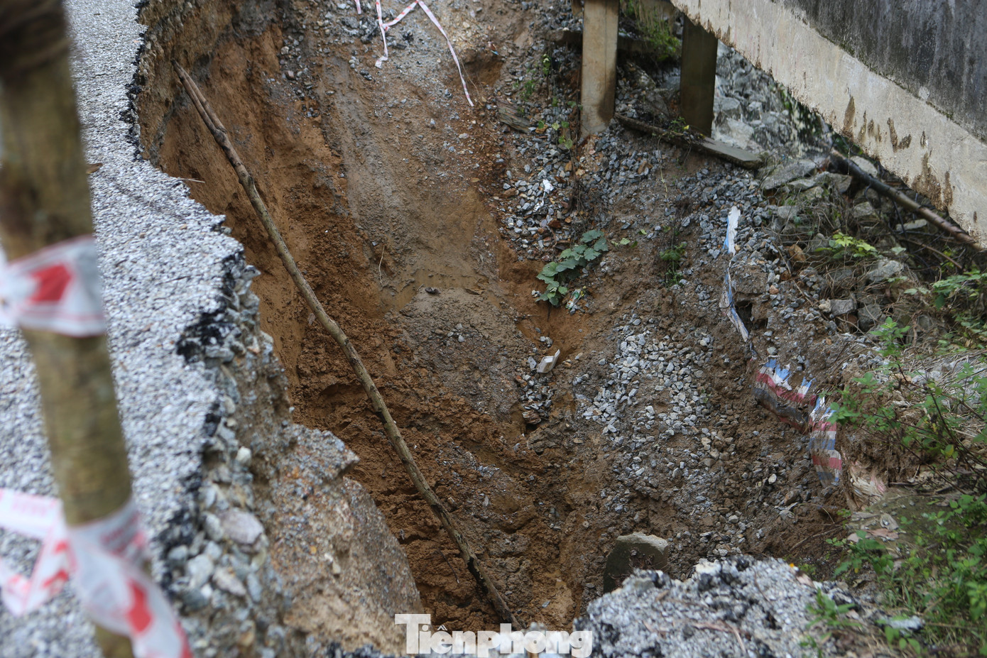 Khi mở rộng đường, đã được đơn vị thi công lắp rọ đá xung quanh để hạn chế tình trạng sạt lở. Tuy nhiên, do mưa lớn kéo dài, nước chảy mạnh khiến vị trí lòng đường Hải Thượng Lãn Ông bị xói lở.