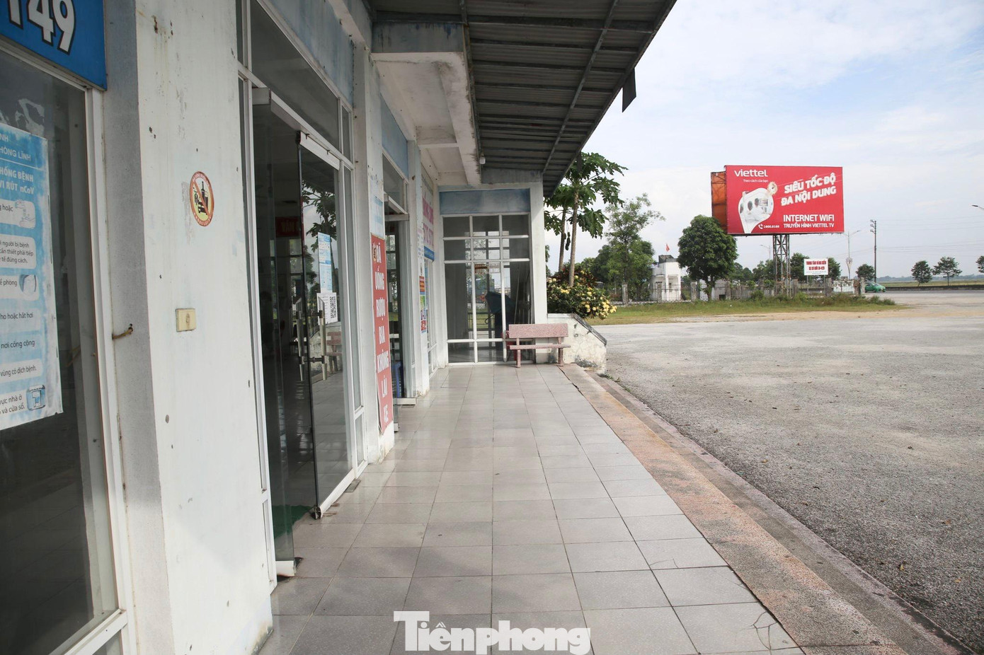 Khung cảnh bến xe vắng lặng không có xe, hành khách ra vào.