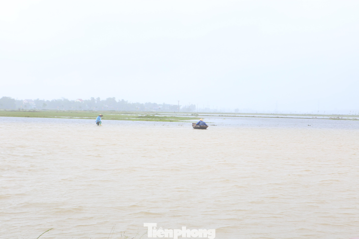 Theo dự báo của Trung tâm khí tượng thuỷ văn Hà Tĩnh, do ảnh hưởng của không khí lạnh kết hợp với dải hội tụ nhiệt đới, từ ngày 16/10 đến ngày 18/10 Hà Tĩnh có mưa to đến rất to. Tổng lượng mưa dự báo từ 150-250mm, có nơi trên 300mm, cảnh báo sạt lở ở vùng núi và ngập úng vùng hạ du.