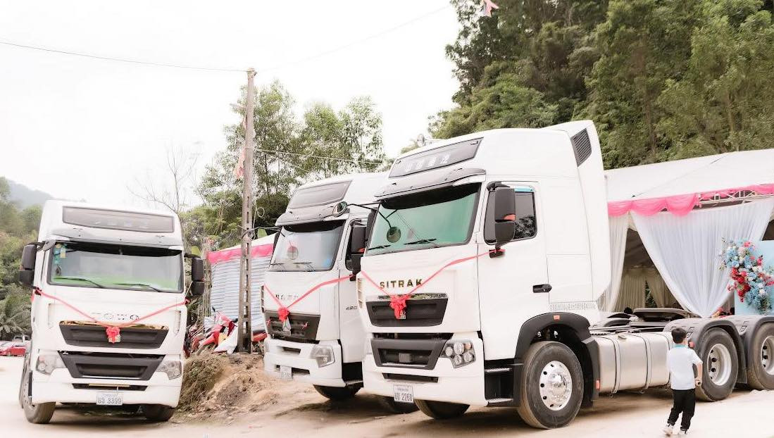 “Không nghĩ là việc đón dâu bằng xe đầu kéo lại được nhiều người quan tâm và thích thú như vậy. Tôi làm điều này cũng xem như đây là kỷ niệm đáng nhớ của vợ chồng trong ngày trọng đại của cuộc đời”, anh Nhân chia sẻ. “Không nghĩ là việc đón dâu bằng xe đầu kéo lại được nhiều người quan tâm và thích thú như vậy. Tôi làm điều này cũng xem như đây là kỷ niệm đáng nhớ của vợ chồng trong ngày trọng đại của cuộc đời”, anh Nhân chia sẻ.