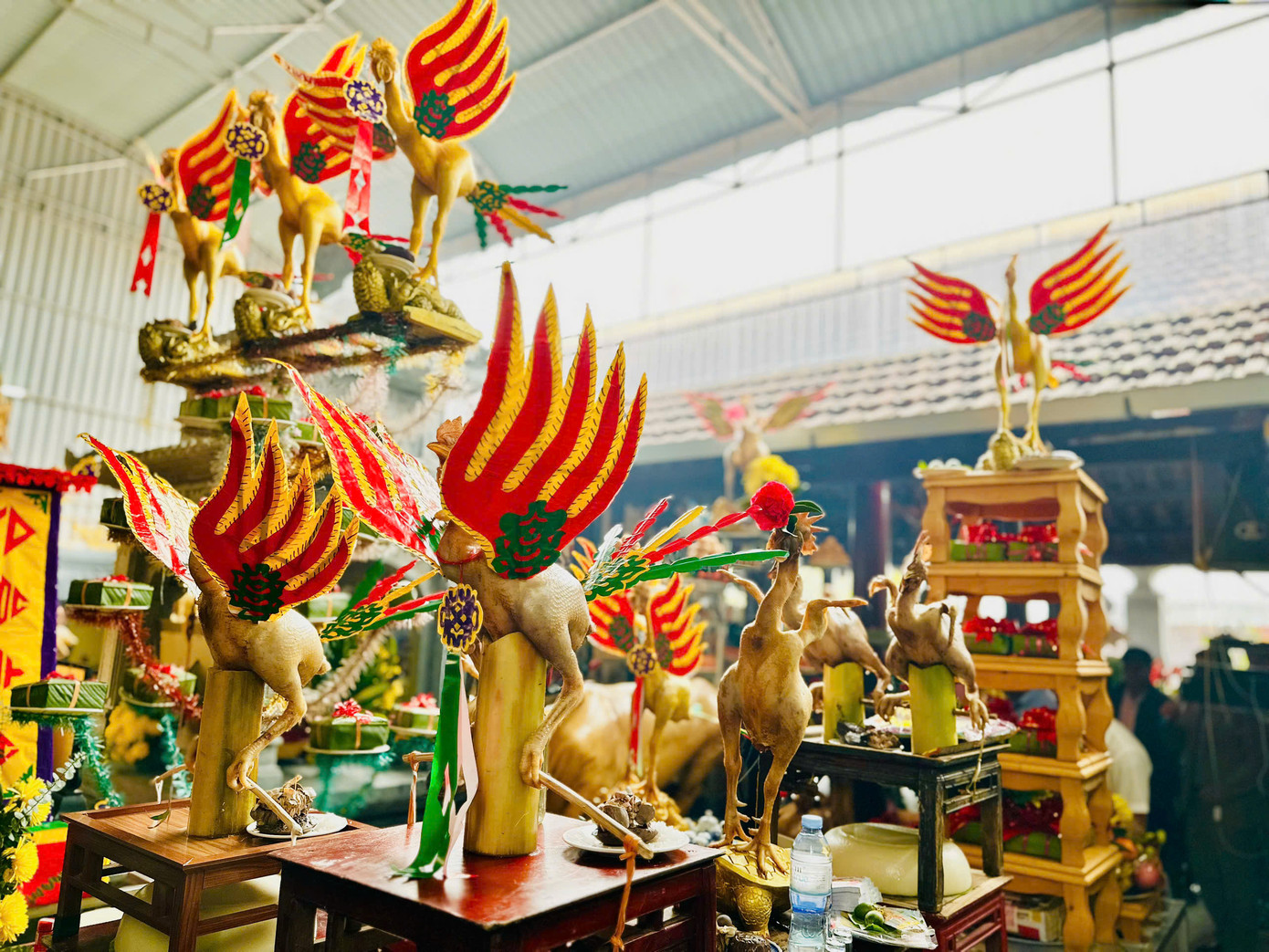 Những con gà được tổ điểm thêm phần cánh đủ màu sắc tựa như con phượng để dâng lên bàn thờ. Nhiều con khác được tạo thế đứng thẳng, chân gà giẫm lên rùa vàng tạo dáng uy nghi.