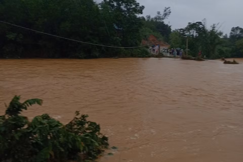 Đập vỡ cuốn trôi hàng chục ha hoa màu của người dân địa phương.
