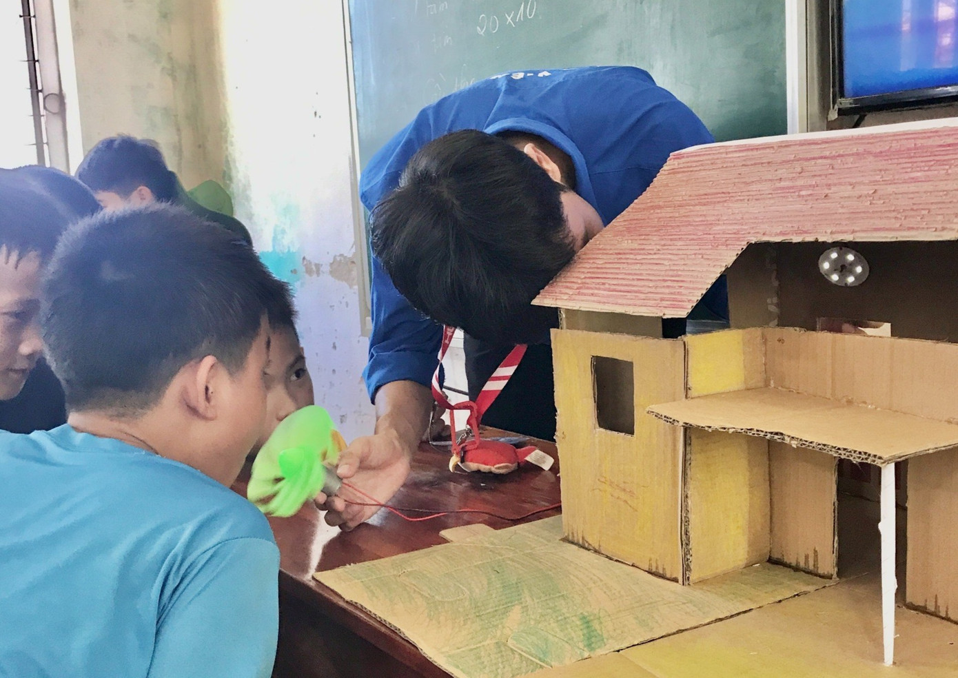 Ngoài hỗ trợ giúp đỡ người dân, nhóm sinh viên trường Đại học Bách khoa Hà Nội còn thực hiện chủ đề STEM dành cho khối học sinh tiểu học và trung học cơ sở về cách xây dựng mô hình ngôi nhà bằng năng lượng tái tạo. Qua đó giúp các em tìm hiểu sâu thêm cách tận dụng năng lượng gió để tạo ra điện, từ đó truyền tải thông điệp bảo vệ môi trường đến học sinh.