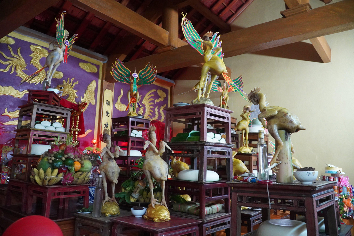 Người dân xã Bình An, huyện Lộc Hà chia sẻ, những con “gà bay” phải được lựa chọn kỹ càng, có trọng lượng từ 2,5-3kg. Mỗi công đoạn làm gà đứng đều có cái khó riêng, trong đó công đoạn cắt tiết gà và lấy ruột phải làm tỉ mỉ nhất.