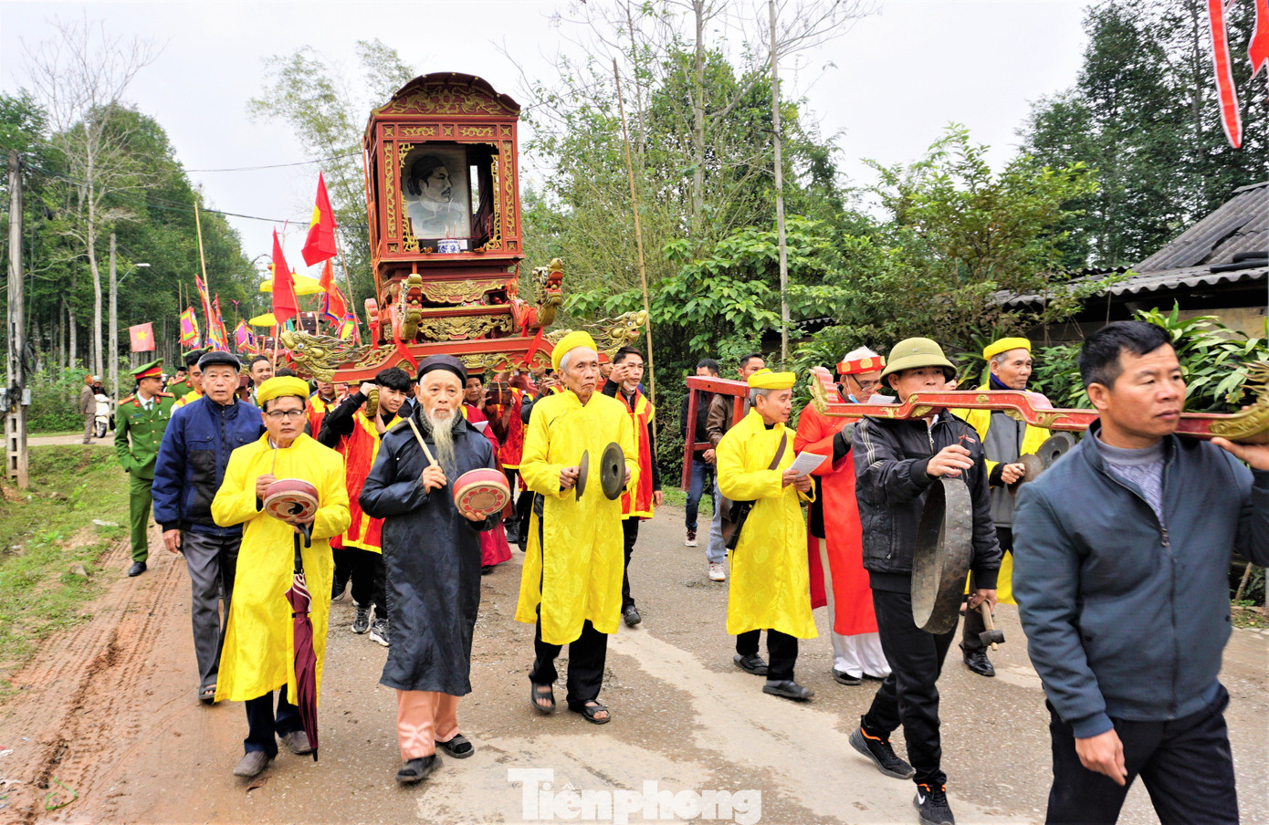 Ông Nguyễn Văn Nhân - Chủ tịch UBND xã Phú Gia, cho biết: "Lễ hội rước bảo vật vua Hàm Nghi được tổ chức hai năm một lần. Những bảo vật này đối với người dân nơi đây là vô giá trị. Do đó, người dân xã Phú Gia coi những báu vật này như là linh hồn của làng nên thay nhau gìn giữ, bảo vệ hơn 100 năm qua". Ông Nguyễn Văn Nhân - Chủ tịch UBND xã Phú Gia, cho biết: "Lễ hội rước bảo vật vua Hàm Nghi được tổ chức hai năm một lần. Những bảo vật này đối với người dân nơi đây là vô giá trị. Do đó, người dân xã Phú Gia coi những báu vật này như là linh hồn của làng nên thay nhau gìn giữ, bảo vệ hơn 100 năm qua".