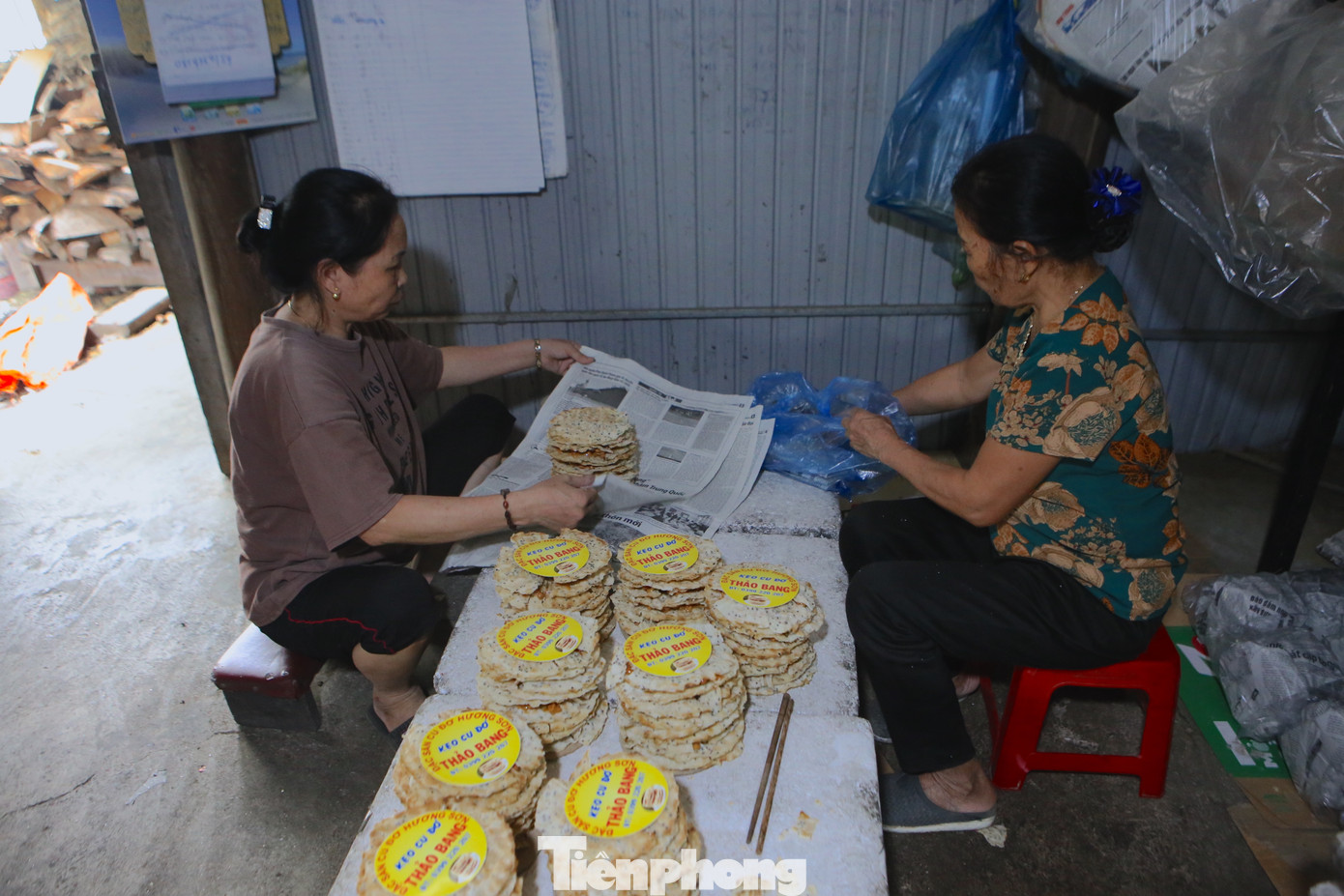 Những ngày này, xưởng nấu kẹo Cu đơ của bà Nguyễn Thị Thảo (trú xã Sơn Giang, huyện Hương Sơn) luôn rực lửa. Có những ngày khách đặt nhiều, bà thuê thêm 4 nhân công cùng nấu và đóng hàng ngàn kẹo để xuất bán.