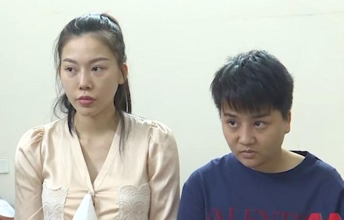 Hai đối tượng Huế và Bích Mỹ (bìa phải) bị bắt giữ. Hai đối tượng Huế và Bích Mỹ (bìa phải) bị bắt giữ.