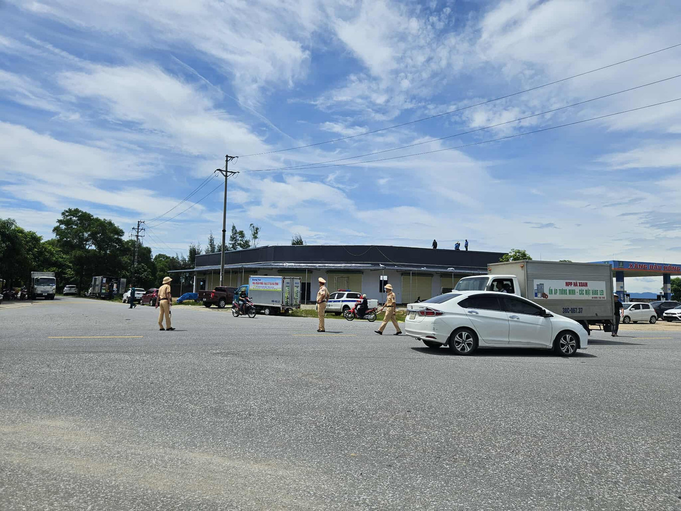 Hiện trường vụ tai nạn khiến hai vợ chồng thương vong. Hiện trường vụ tai nạn khiến hai vợ chồng thương vong.