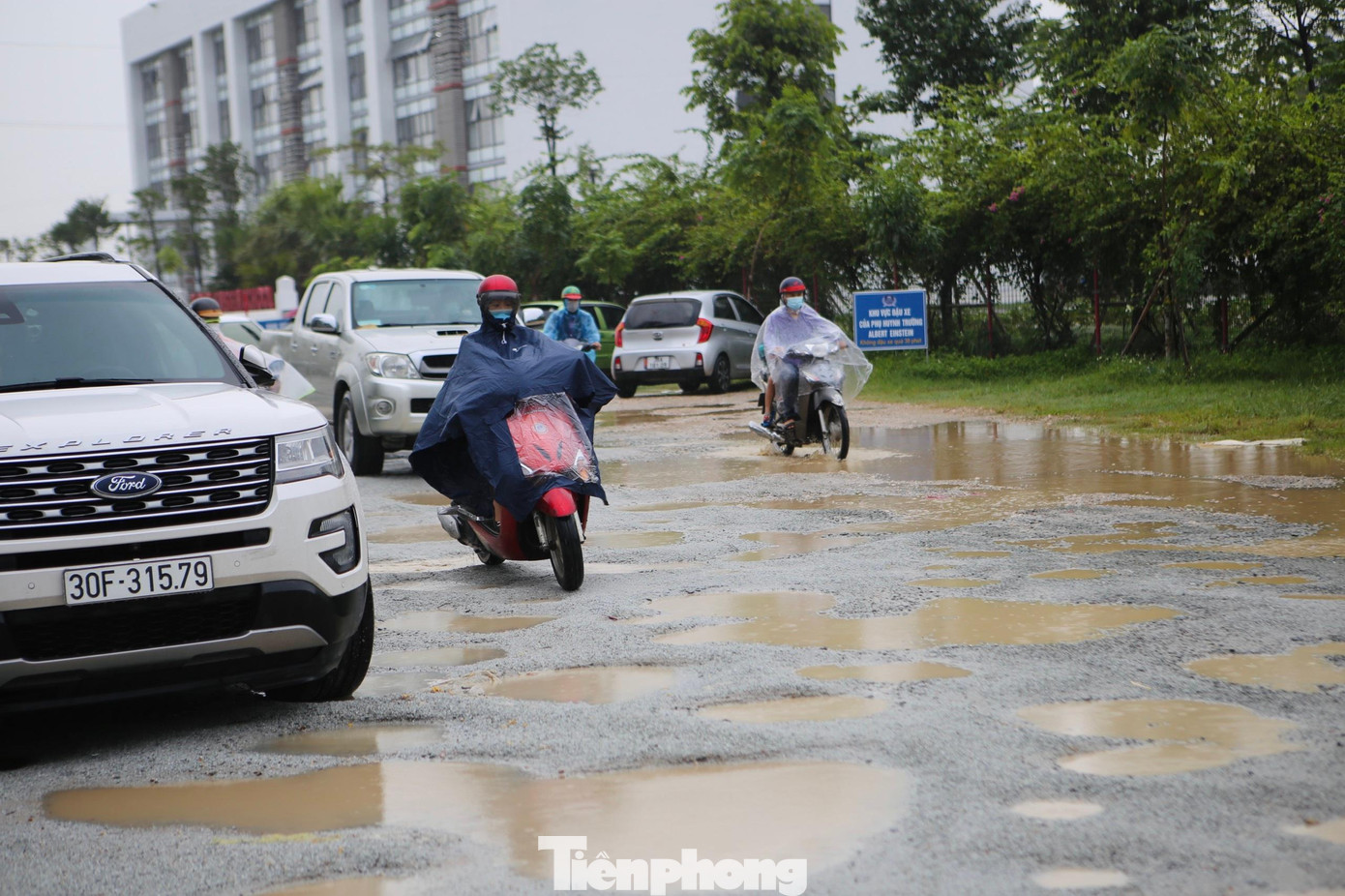 Nhiều người dân phản ánh, do mặt đường bị bong, tạo thành những vũng nước lớn, đá trồi lên nên không ít phương tiện ô tô bị chạm gầm, thậm chí nổ lốp.