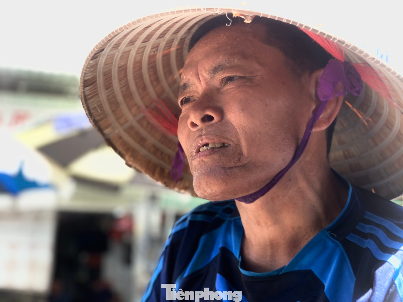 “Mỗi ngày kiếm được khoảng 100 ngàn. Ngày nắng nóng vất vả, nhưng vẫn phải gắng làm đến 12h mới về”, ông Du nói.