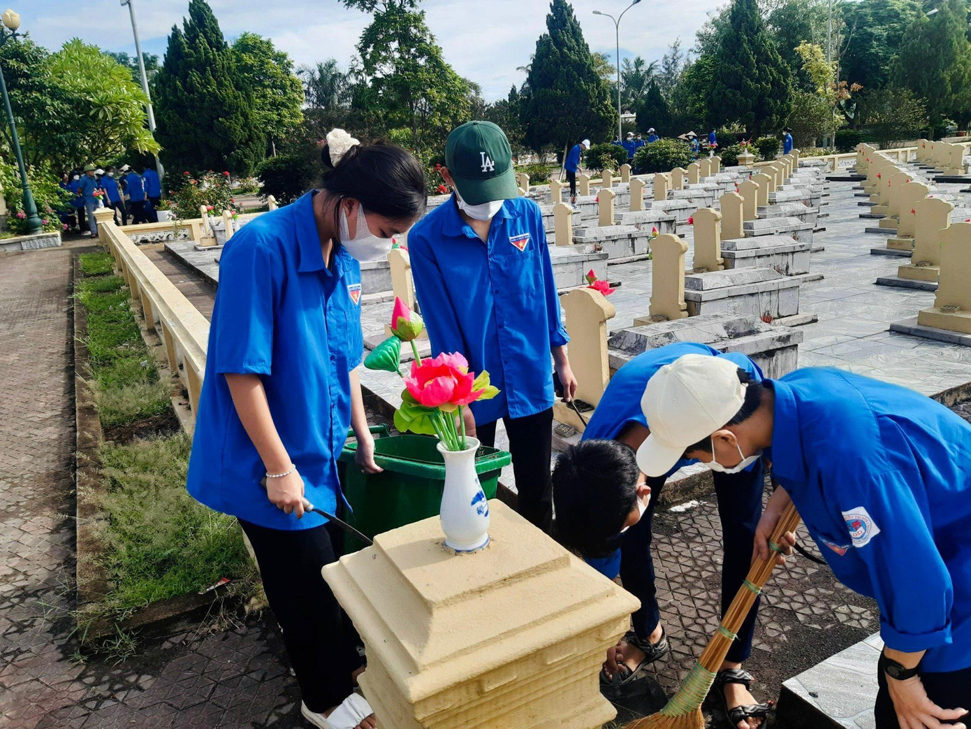 Các đoàn viên thanh niên dâng hương, lao động vệ sinh tại các địa chỉ đỏ. Các đoàn viên thanh niên dâng hương, lao động vệ sinh tại các địa chỉ đỏ.