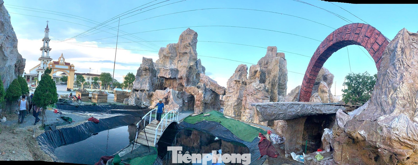 Giáo xứ An Nhiên là một trong những xứ có truyền thống làm hang đá “khổng lồ”, mỗi năm sẽ có một giáo xóm đứng ra thay phiên để làm. Hang đá năm nay do giáo xóm An Khang dựng lên. Giáo xứ An Nhiên là một trong những xứ có truyền thống làm hang đá “khổng lồ”, mỗi năm sẽ có một giáo xóm đứng ra thay phiên để làm. Hang đá năm nay do giáo xóm An Khang dựng lên.