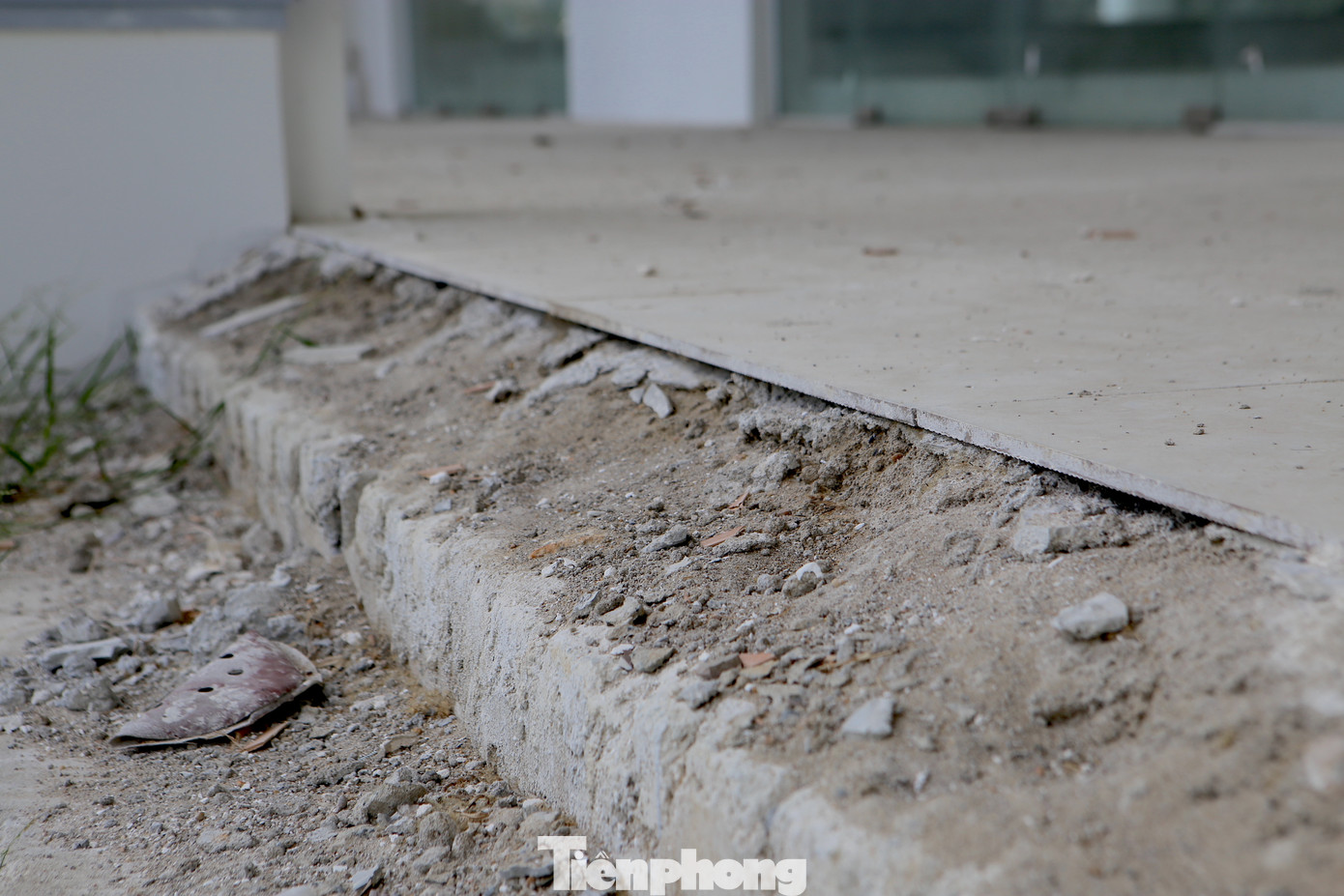 “Vì cả trung tâm lớn xây dựng để đó rất nóng ruột, qua thời gian không dùng cũng sẽ xuống cấp. Vì thế khi nhà tài trợ gặp khó khăn thì huyện đã họp bàn phương án giai đoạn 1 họ sẽ tiếp tục hoàn thiện, còn giai đoạn 2 sử dụng ngân sách huyện", lãnh đạo huyện Hương Sơn cho hay.