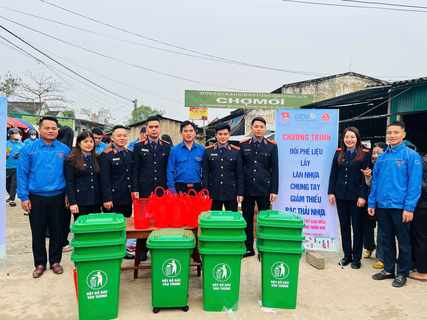 Ban thường vụ Thành Đoàn Hà Tĩnh vừa phối hợp với các đơn vị đoàn ra mắt thực hiện mô hình chợ dân sinh giảm rác thải nhựa và chợ thanh toán không dùng tiền mặt. Ảnh: HN