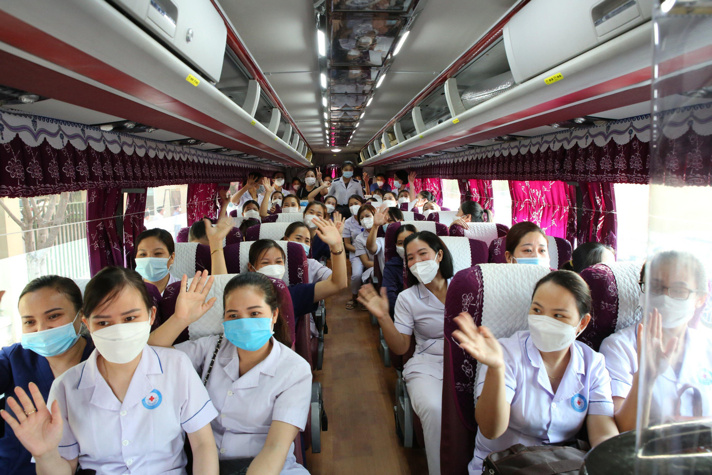 Hơn 150 cán bộ lên đường ra Nghệ An hỗ trợ lấy mẫu xét nghiệm diện rộng.