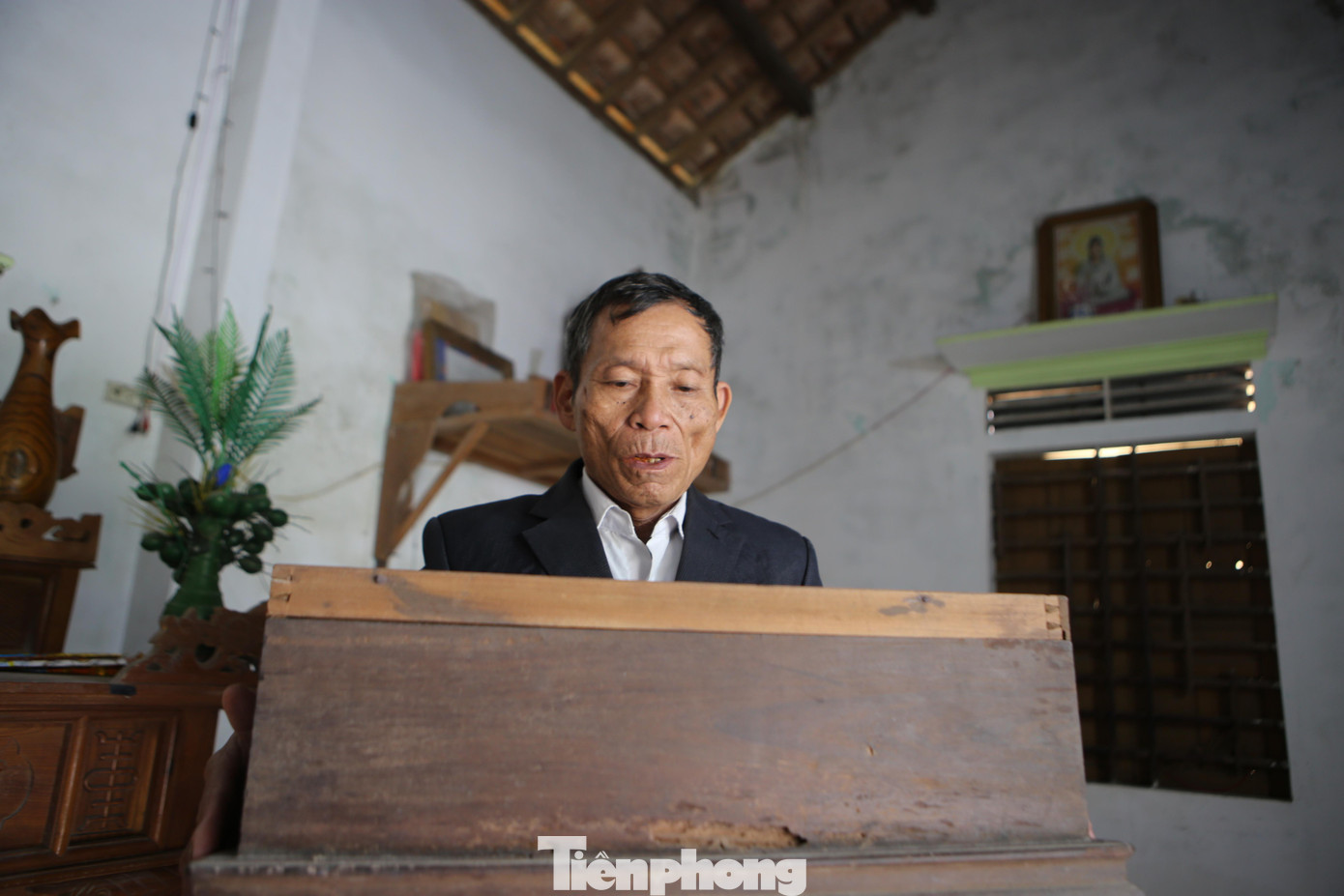 Nhiều thế kỷ qua, sắc phong được dòng họ lưu giữ, bảo quản trong hộp gỗ lim trên 300 năm tuổi, đặt nơi trang trọng nhất trong ngôi nhà của ông Tân.