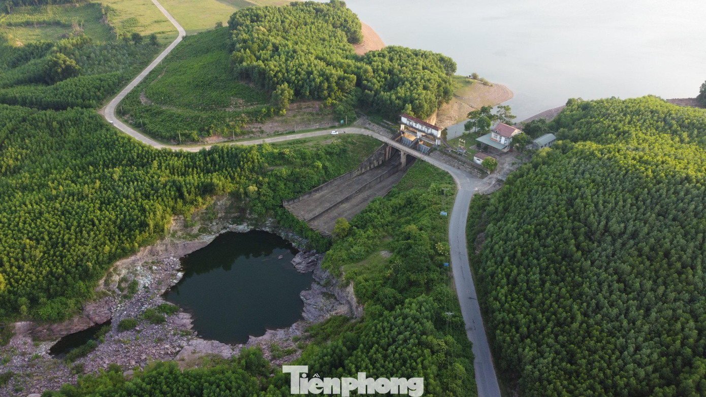 Sau gần nửa thế kỷ vận hành, nhiều hạng mục tại hồ Kẻ Gỗ đang xuống cấp. Ghi nhận tại các vị trí cống xả lũ, cống tiêu năng, tháp vận hành cống xuất hiện nhiều vết nứt lớn, kết cấu thép bên trong bị rỉ sét, bong tróc.