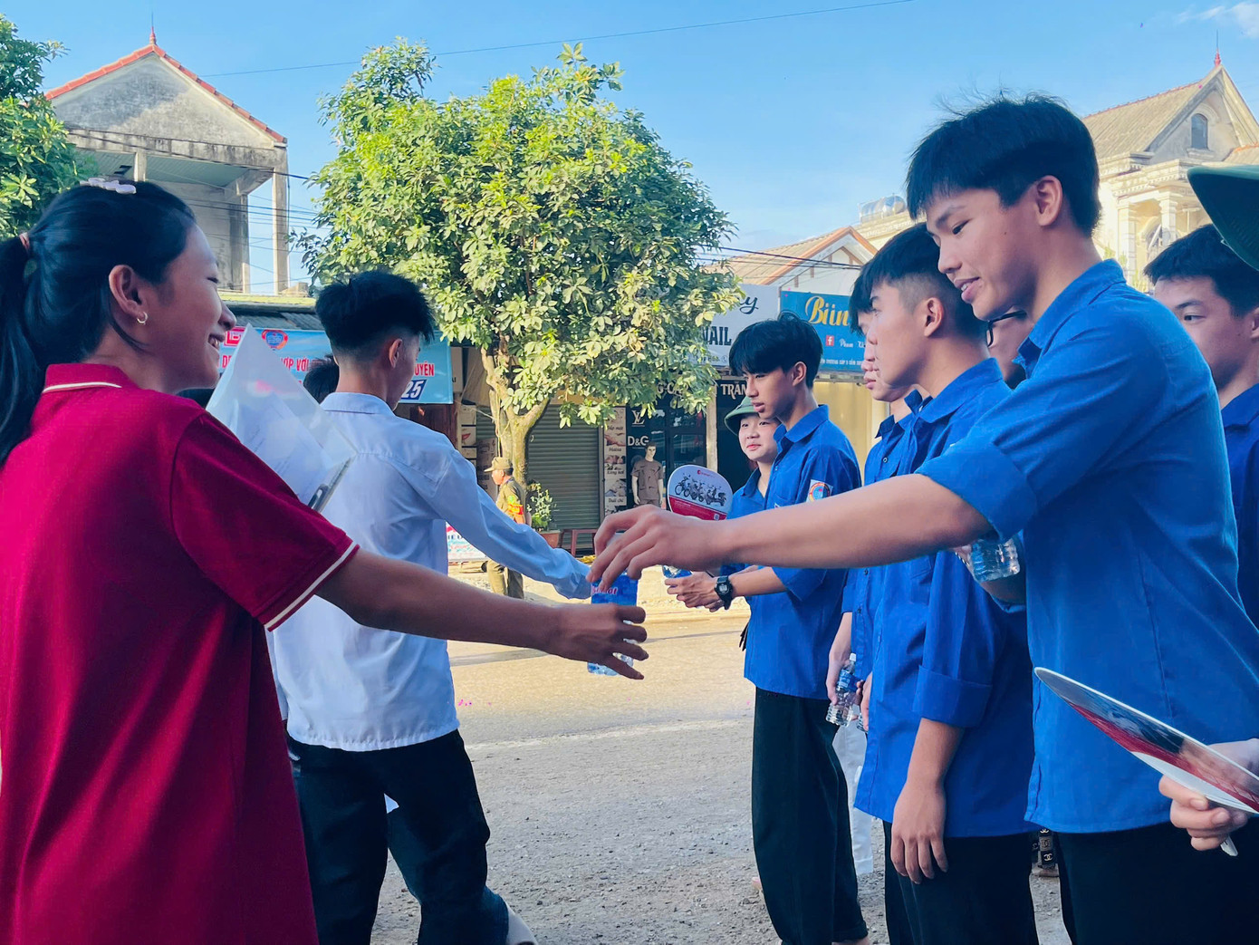 Tại huyện Cẩm Xuyên, đồng hành cùng hơn 1900 sĩ tử trong Kỳ thi Lớp 10 THPT, trong sáng nay, các đội hình tình nguyện của tuổi trẻ huyện nhà đã thực hiện hiệu quả phương châm "Một đội hình, nhiều nhiệm vụ". Tại huyện Cẩm Xuyên, đồng hành cùng hơn 1900 sĩ tử trong Kỳ thi Lớp 10 THPT, trong sáng nay, các đội hình tình nguyện của tuổi trẻ huyện nhà đã thực hiện hiệu quả phương châm "Một đội hình, nhiều nhiệm vụ".