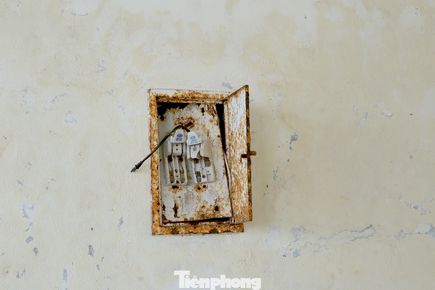 Ổ điện bị hư hỏng do 10 năm không sử dụng.