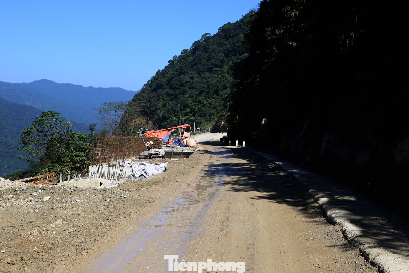 Dự án đầu tư xây dựng công trình cải tạo, nâng cấp quốc lộ 8A đoạn km37 - km85+300 (từ thị trấn Phố Châu đến Cửa khẩu quốc tế Cầu Treo) được khởi công vào năm 2014, dự kiến hoàn thành vào năm 2023. Trong ảnh: Công trình đang thi công nhưng thiếu biện pháp bảo vệ an toàn. Dự án đầu tư xây dựng công trình cải tạo, nâng cấp quốc lộ 8A đoạn km37 - km85+300 (từ thị trấn Phố Châu đến Cửa khẩu quốc tế Cầu Treo) được khởi công vào năm 2014, dự kiến hoàn thành vào năm 2023. Trong ảnh: Công trình đang thi công nhưng thiếu biện pháp bảo vệ an toàn.