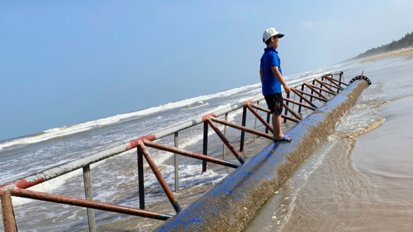 Vật thể lạ trôi dạt vào bờ biển Hà Tĩnh. Vật thể lạ trôi dạt vào bờ biển Hà Tĩnh.