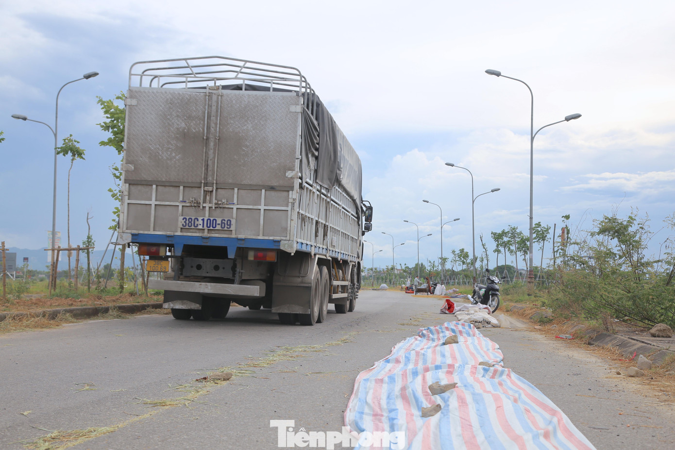 Mỗi lần lưu thông qua khu vực này, tài xế phải giảm tốc độ để luồn lách qua các “chướng ngại vật”.