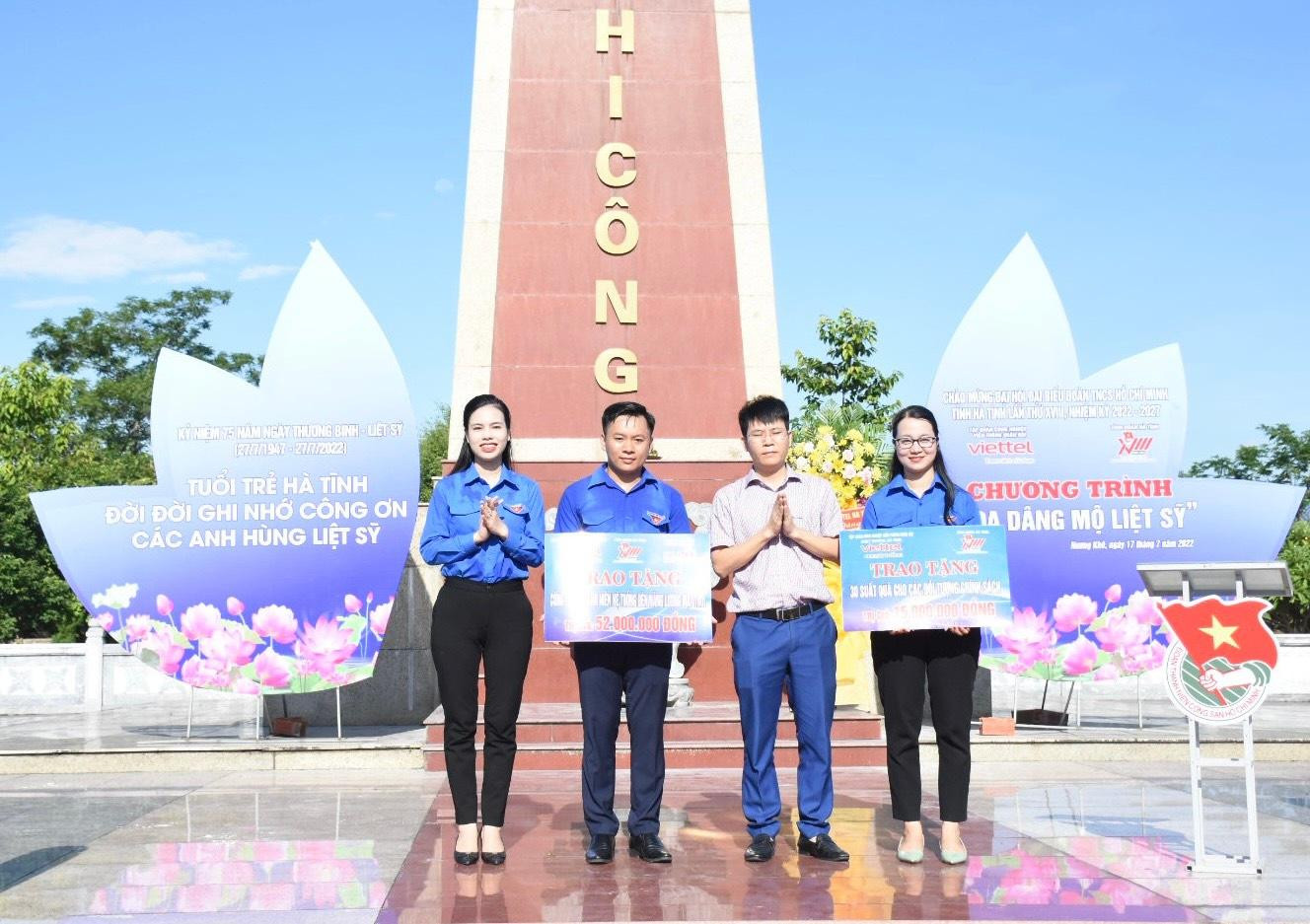 Dịp này, Ban thường vụ Tỉnh đoàn Hà Tĩnh cũng phối hợp trao tặng công trình hệ thống đèn năng lượng mặt trời trị giá 52 triệu đồng tại nghĩa trang liệt sĩ Hương Khê và 30 suất quà cho các gia đình chính sách có hoàn cảnh khó khăn trên địa bàn.